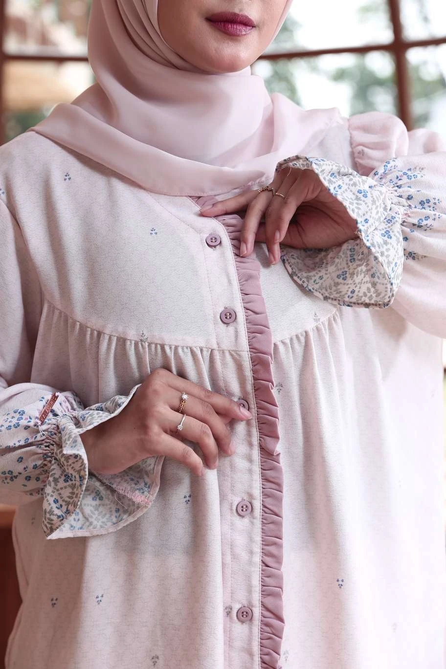 Geranium Blouse Baju Wanita Kekinian dengan Motif Bunga Kalasiris